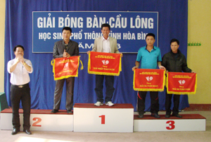 Đại diện Ban tổ chức trao cờ cho các đoàn đoạt giải nhất, nhì, ba khối Phòng GD&ĐT huyện, thành phố.