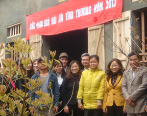 Lãnh đạo Hội LHPN tỉnh, huyện Lạc Thủy bàn giao nhà mái ấm tình thương cho gia đình chị Lê Thị Hằng.