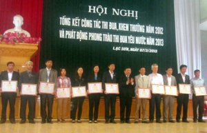 Lãnh đạo huyện Lạc Sơn trao giấy khen cho các tập thể, cá nhân có thành tích xuất sắc trong phong trào Thi đua yêu nước năm 2012.