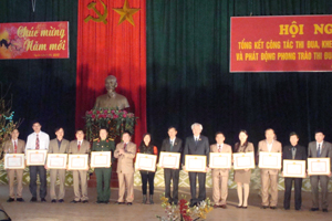 Năm 2012, BTV Huyện ủy Cao Phong đã tặng giấy khen cho 7 TCCS Đảng đạt TSVM tiêu biểu và 48 đảng viên đủ tư cách THXSNV trong 3 năm 2010 - 2012.