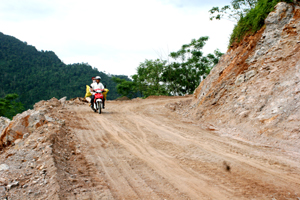 Tuyến đường xóm Nghê - Đăm, xã Đồng Nghê (Đà Bắc) dài 5,2 km được Nhà nước đầu tư giúp phát triển KT-XH xóm khó khăn nhất của tỉnh.