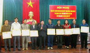 Đại diện lãnh đạo Huyện ủy Cao Phong trao giấy khen cho các tập thể có thành tích xuất sắc trong 15 năm thực hiện Nghị quyết Trung ương 5 (khoá VIII).