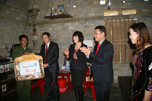 Lãnh đạo tỉnh và NHTMCP Công Thương Việt Nam tặng quà cho hộ nghèo tại xã Nuông Dăm (Kim Bôi).