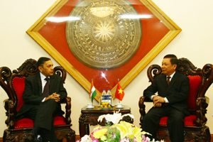 Đồng chí Bùi Văn Tỉnh, Chủ tịch UBND tỉnh tiếp ngài Ranjit Rae - Đại sứ đặc mệnh toàn quyền nước Cộng hòa Ấn Độ tại Việt Nam.