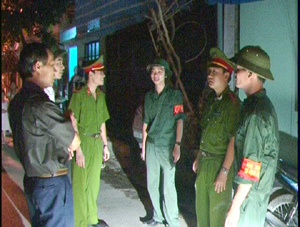 Nhân dân phường Đồng Tiến (TPHB) phối hợp tuần tra đảm bảo ANTT trên địa bàn KDC cùng lực lượng công an và dân quân.