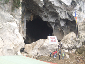 Du khách tham quan động thác Bờ khi đến với lễ hội đền Bờ năm 2013.