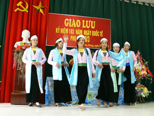 Chị em phụ nữ xóm Gò 2 với phần trình diễn trang phục dân tộc nhận được sự hưởng ứng của đông đảo người xem.