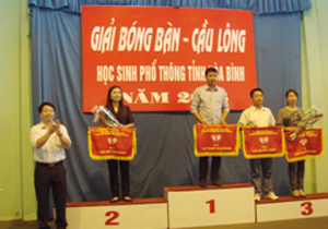 Thành viên BTC trao cờ cho các đoàn khối phòng GD&ĐT đoạt giải nhất, nhì, ba toàn đoàn môn cầu lông.