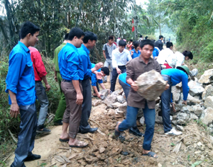 ĐVTN và nhân dân tham gia vận chuyển đất đá tạo mặt bằng nền đường cho xóm Bình Tiến, xã Dân Hạ (Kỳ Sơn).