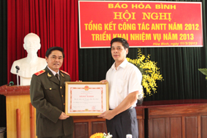 Thừa uỷ quyền Bộ trưởng Bộ công an, Thiếu tướng Bùi Đức Sòn, Giám đốc Công an tỉnh trao bằng khen của Bộ Công an cho tập thể Báo Hoà Bình.

