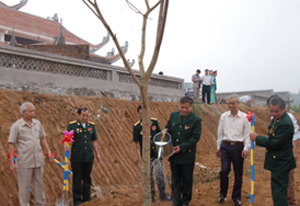 Đồng chí Hoàng Việt Cường, Bí thư Tỉnh ủy cùng lãnh đạo huyện Cao Phong và đại diện Ban liên lạc Quân đoàn 3- B3 - Tây Nguyên trồng cây lưu niệm tại Đài tưởng niệm huyện Cao Phong.