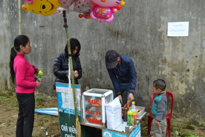 Bán hàng ngay dưới biển “cấm bán hàng” tại lễ hội Khai hạ Mường Bi năm 2013.

