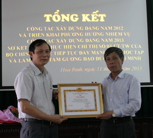 BTV Đảng ủy Khối các cơ quan tỉnh tặng giấy khen cho Đảng bộ Sở GD&ĐT đạt danh hiệu TS-VM tiêu biểu năm 2012.