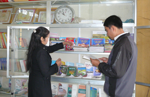 Tủ sách Trung tâm HTCĐ xã Vĩnh Tiến được trang bị nhiều đầu sách KH-KT, kiến thức đời sống tạo điều kiện cho người dân tìm hiểu, nghiên cứu.