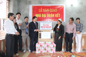 Đại diện lãnh đạo MTTQ tỉnh, Tổng công ty quản lý bay Việt Nam trao tiền ủng hộ và quà tặng cho gia đình bà Bùi Thị Sủn.