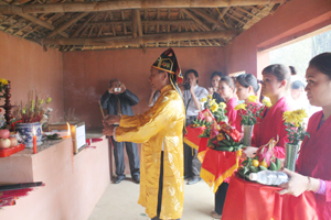 Nghi lễ dâng hương tại đền ông tướng Sứ tại xóm Chiềng Châu, xã Chiềng Châu (Mai Châu).