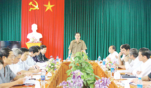 Đồng chí Nguyễn Văn Quang, Phó Bí thư TT Tỉnh ủy, Chủ tịch HĐND tỉnh phát biểu chỉ đạo tại buổi làm việc với Thường trực Huyện ủy Đà Bắc.