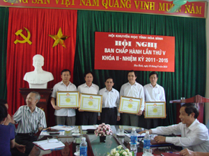 Đồng chí Quách Thế Tản, Chủ tịch Hội khuyến học tỉnh trao bằng khen của T.Ư Hội KH Việt Nam cho các cá nhân có thành tích trong công tác khuyến học.

