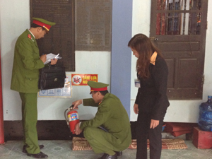 Cán bộ phòng Cảnh sát PCCC&CNCH (Công an tỉnh) kiểm tra thiết bị chữa cháy tại lễ hội Chùa Tiên, xã Phú Lão (Lạc Thủy).


