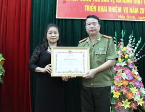 Thừa uỷ quyền Bộ trưởng Bộ Công an, Thượng tá Nguyễn Văn Trung, Phó Giám đốc Công an tỉnh trao bằng khen cho tập thể cán bộ Đài PT-TH tỉnh.