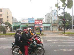 ĐVTN đứng chốt điều tiết giao thông tại ngã tư trường Hoàng Văn Thụ. 

 


