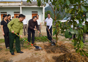 Đồng chí Hoàng Việt Cường, Bí thư Tỉnh ủy trồng cây lưu niệm tại nhà văn hóa xóm Yên Bình, xã Đoàn Kết.