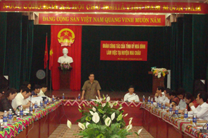 Đồng chí Nguyễn Văn Quang, Phó Bí thư TT Tỉnh ủy, Chủ tịch HĐND tỉnh phát biểu kết luận buổi làm việc với BTV Huyện ủy Mai Châu.