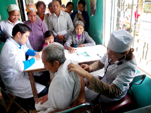 Chi đoàn Bệnh viện Đa khoa, Trung tâm y tế Dự phòng huyện tổ chức khám bệnh, cấp phát thuốc miễn phí cho bà con nhân dân xã vùng sâu Hưng Thi.