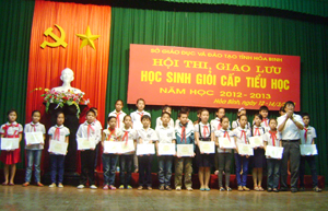 BTC trao giấy khen cho các em đạt thành tích cao tại hội thi, giao lưu học sinh giỏi cấp tỉnh lớp 5 năm học 2012 - 2013.