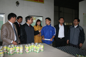 Lãnh đạo LDLĐ tỉnh thăm, tặng quà CNLĐ có hoàn cảnh khó khăn tại công ty TNHH Minh Trung (KCN Lương Sơn).
