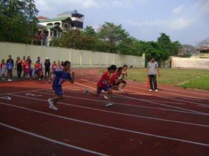 Các VĐV tham gia thi đấu tại nội dung chạy 60m nữ của khối Tiểu học.

