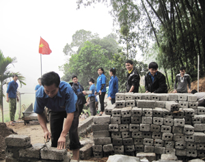 ĐVTN tham gia khởi công xây dựng nhà “Khăn quàng đỏ” cho gia đình em Bùi Bá Khiêm, học sinh trường THCS Do Nhân. 

