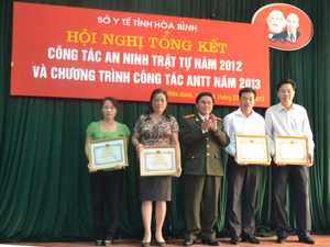 Thiếu tướng Bùi Đức Sòn, TVTU, Giám đốc Công an tỉnh trao giấy khen cho 4 tập thể có thành tích trong công tác bảo vệ ANTT.

