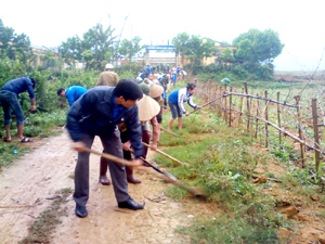 ĐV-TN huyện Lạc Sơn tham gia tu sửa đường vào trường mầm non xã Định Cư, thiết thực hưởng ứng Tháng thanh niên năm 2013. 

