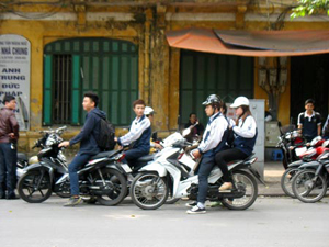 Học sinh vẫn đi xe máy tới trường.