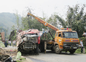 Xe ô tô mang BKS 98C-01379 hưng hỏng nặng sau khi bị tai nạn.
