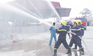 Lực lượng Cảnh sát PCCC - CNCH (Công an tỉnh) thực tập phương án chữa cháy tại Công ty TNHH Thiên An Hòa Bình, xã Yên Mông (TPHB). Ảnh: P.V