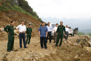 Đồng chí Hoàng Việt Cường, Bí thư Tỉnh ủy cùng các đồng chí lãnh đạo Bộ CHQS tỉnh và huyện Tân Lạc đi khảo sát tuyến đường liên xã Địch Giáo, Tuân Lộ trong KVPT đang được đầu tư cải tạo gắn với xây dựng NTM .
