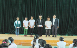 Ông Lee Boo Yong - Trưởng đại diện tổ chức GNI Hàn Quốc tại Việt Nam trao học bổng cho các em học sinh xuất sắc tại Trung tâm.
