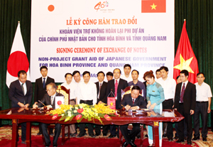 Đồng chí Chủ tịch UBND tỉnh và Đại sứ đặc mệnh toàn quyền Nhật Bản tại Việt Nam ký kết công hàm trao đổi.