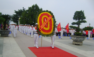 Học sinh trường THCS Hữu Nghị (thành phố Hòa Bình) làm mẫu buổi dâng hương báo công trên tượng đài Bác Hồ tại lớp tập huấn.