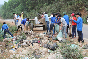 ĐVTN huyện Lạc Sơn tham gia thu gom rác thải hưởng ứng ngày chủ nhật xanh.