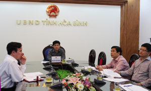 Đồng chí Nguyễn Văn Dũng, Phó Chủ tịch UBND và lãnh đạo một số sở, ngành tham dự hội nghị trực tuyến.