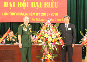 Đồng chí Trần Đăng Ninh, Phó Chủ tịch UBND tỉnh tặng lẵng hoa của Tỉnh uỷ, HDND, UBND, UBMTTQ tỉnh chúc mừng Đại hội.
