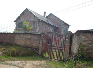 Nhà xây không còn vốn hoàn thiện tại xã Nhuận Trạch (Lương Sơn).
 

