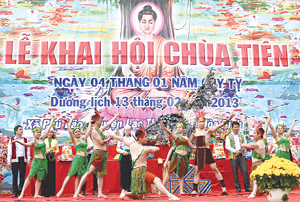 Lễ hội chùa Tiên - Phú Lão được tổ chức vào dịp đầu xuân là điểm nhấn trong  phát triển du lịch của huyện Lạc Thủy. Ảnh: Cẩm Lệ.