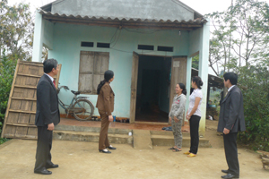Niềm vui của chị Bùi Thị Mến (người đứng thứ nhất bên phải), xóm Định, xã Mãn Đức (Tân Lạc) bên ngôi nhà 167.