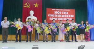 Lãnh đạo UBND huyện trao giải nhất, nhì, ba cho các đơn vị tham gia Hội thi kể chuyện về tấm gương đạo đức Hồ Chí Minh.