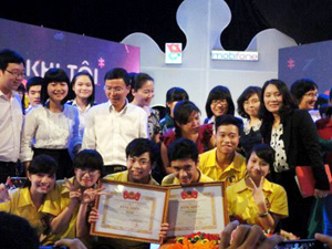 Đội tuyển “Khi tôi 18” trường THPT chuyên Hoàng Văn Thụ mừng chiến thắng. 

