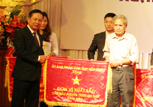 Đồng chí Bùi Văn Tỉnh, UVT.Ư Đảng, Chủ tịch UBND tỉnh tặng cờ thi đua xuất sắc của UBND tỉnh cho tổ hợp vệ sinh môi trường Lương Sơn.